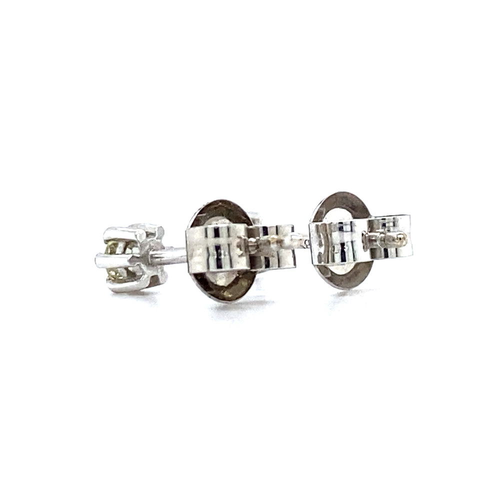 
                      
                        14 karaats witgouden oorknoppen in een 6 poot zetting. Bezet met 2 briljant geslepen diamanten met een totaalgewicht van 0.19 crt Kleur: Cape Kwaliteit: VS zetting: Ø 4 mm Hoogte zetting: 3mm Model O 3439
                      
                    