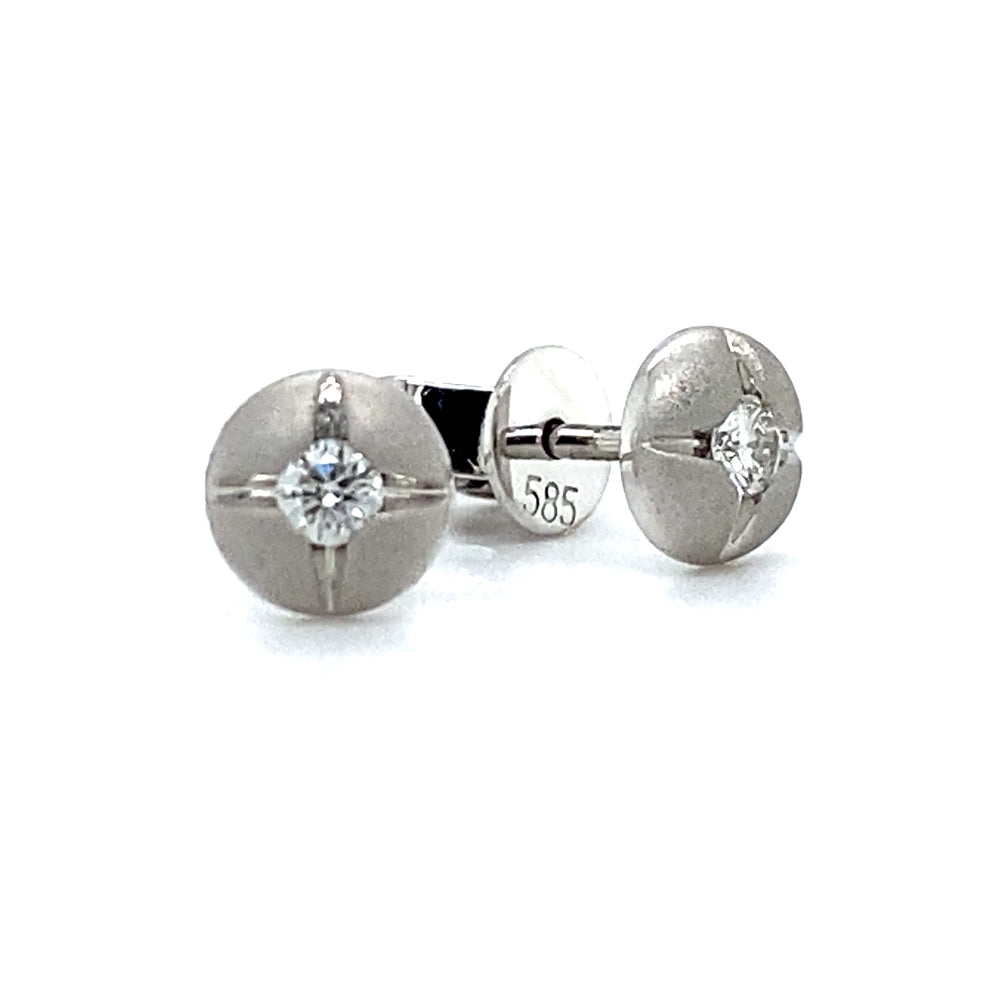 
                      
                        Mat gesatineerde oorknoppen van 5.5 mm doorsnee. Bezet met 2 briljant geslepen diamantjes met een totaalgewicht van 0.11 crt kleur top wesselton kwaliteit vs model O 3676
                      
                    