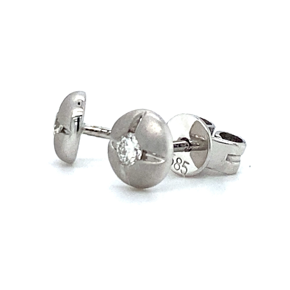 
                      
                        Mat gesatineerde oorknoppen van 5.5 mm doorsnee. Bezet met 2 briljant geslepen diamantjes met een totaalgewicht van 0.11 crt kleur top wesselton kwaliteit vs model O 3676
                      
                    