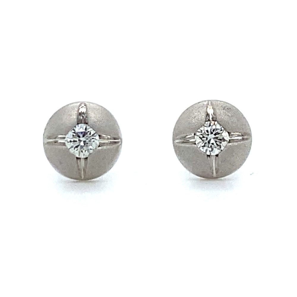 Mat gesatineerde oorknoppen van 5.5 mm doorsnee. Bezet met 2 briljant geslepen diamantjes met een totaalgewicht van 0.11 crt kleur top wesselton kwaliteit vs model O 3676
