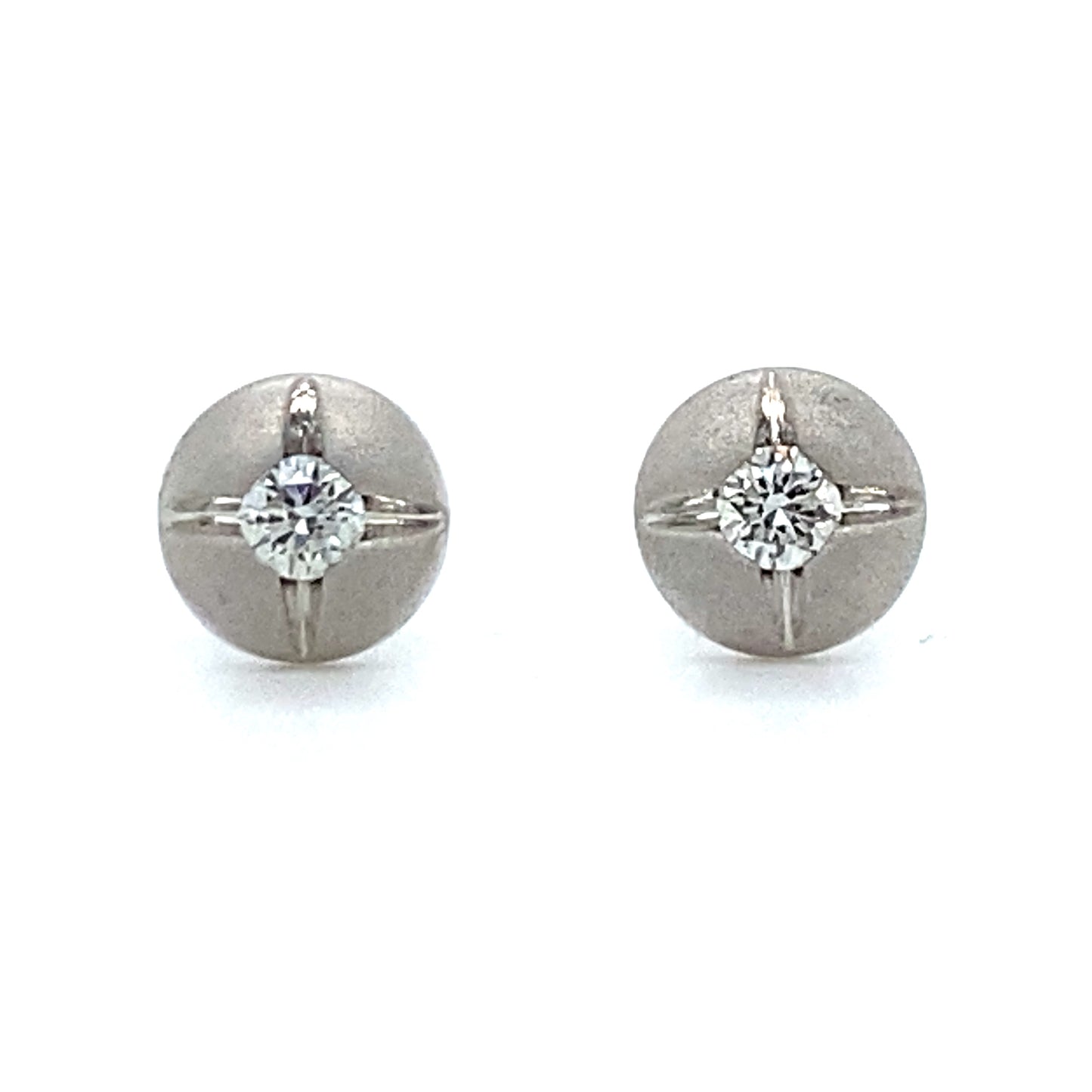 Mat gesatineerde oorknoppen van 5.5 mm doorsnee. Bezet met 2 briljant geslepen diamantjes met een totaalgewicht van 0.11 crt kleur top wesselton kwaliteit vs model O 3676