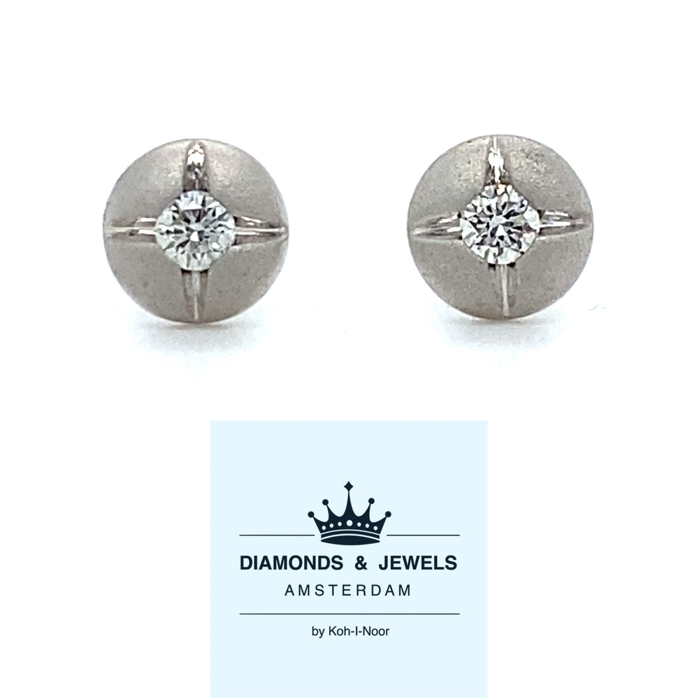 Mat gesatineerde oorknoppen van 5.5 mm doorsnee. Bezet met 2 briljant geslepen diamantjes met een totaalgewicht van 0.11 crt kleur top wesselton kwaliteit vs model O 3676