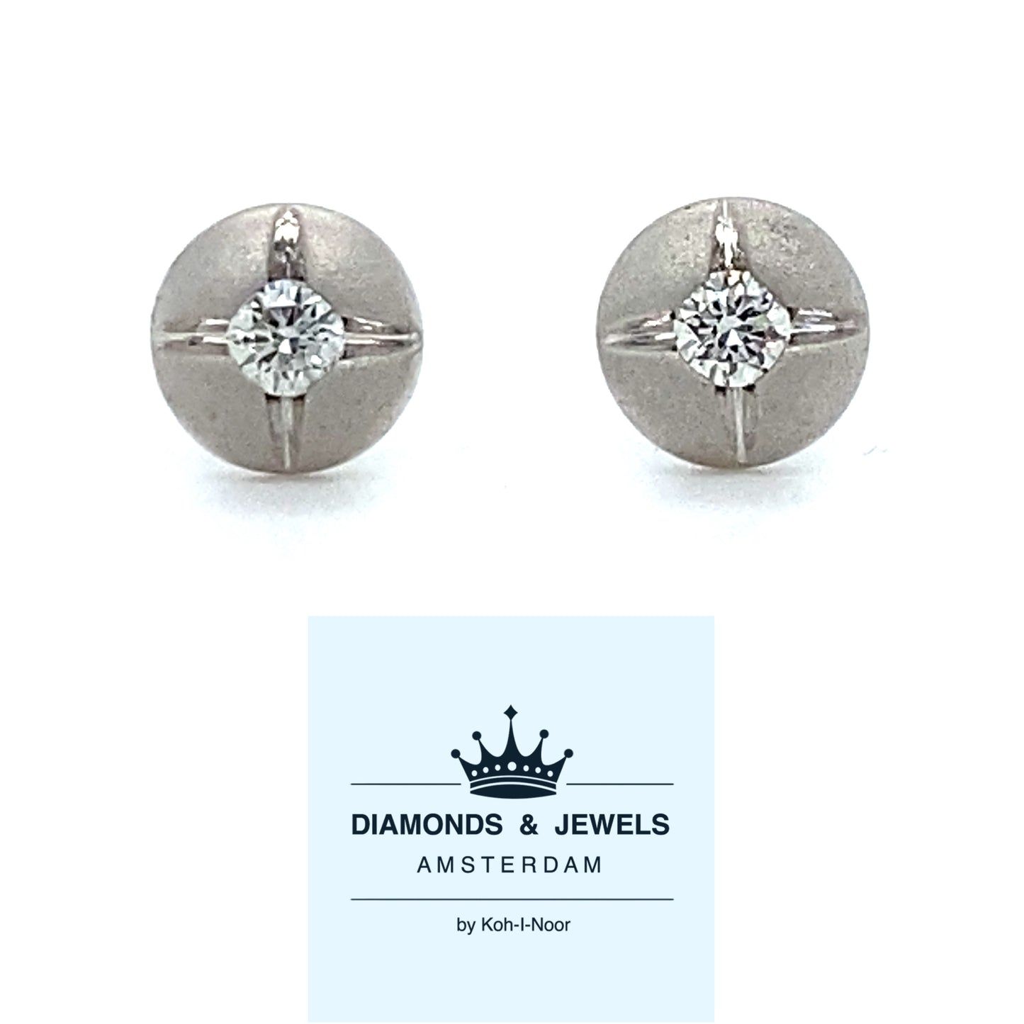 Mat gesatineerde oorknoppen van 5.5 mm doorsnee. Bezet met 2 briljant geslepen diamantjes met een totaalgewicht van 0.11 crt kleur top wesselton kwaliteit vs model O 3676