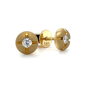 Mat geschuurde geel gouden oorknoppen bezet met 2 briljant geslepen diamanten met een totaalgewicht van 0.11 crt kleur top wesselton kwaliteit vs 5.5mm doorsnee model O 3677