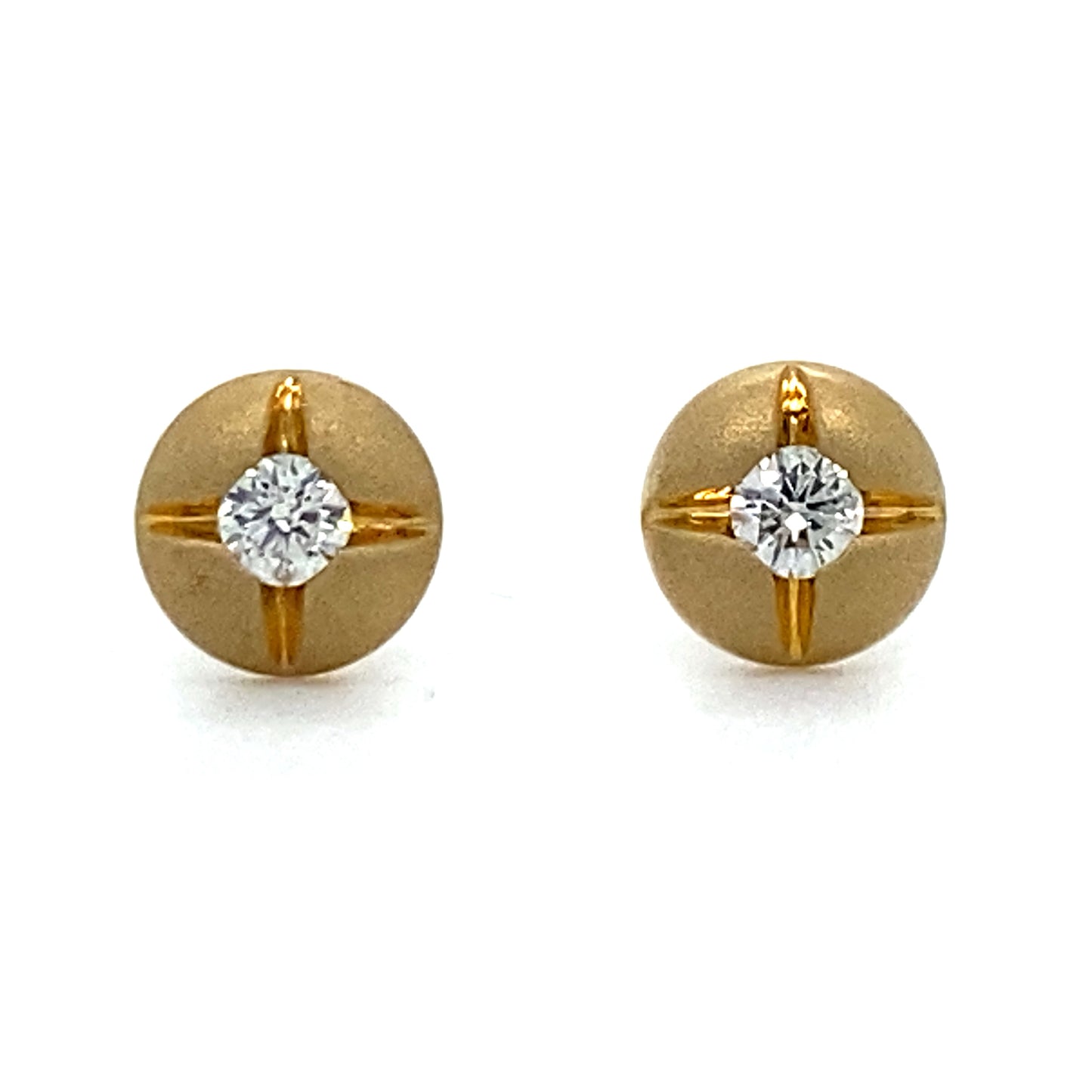 Mat geschuurde geel gouden oorknoppen bezet met 2 briljant geslepen diamanten met een totaalgewicht van 0.11 crt kleur top wesselton kwaliteit vs 5.5mm doorsnee model O 3677
