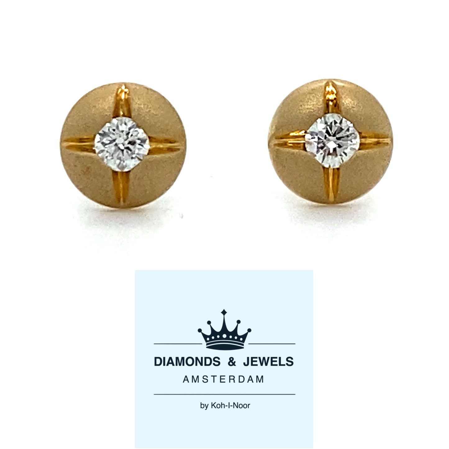 Mat geschuurde geel gouden oorknoppen bezet met 2 briljant geslepen diamanten met een totaalgewicht van 0.11 crt kleur top wesselton kwaliteit vs 5.5mm doorsnee model O 3677