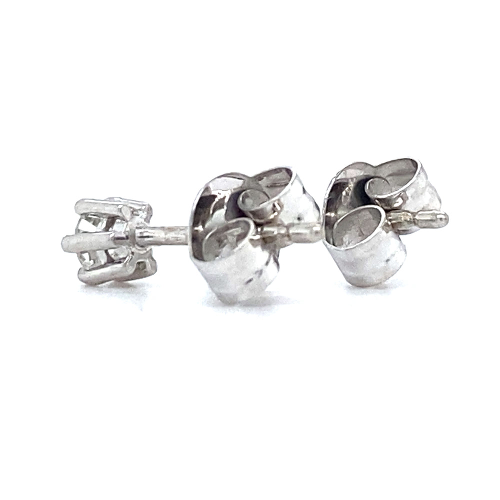 
                      
                        14 karaats witgouden oorknoppen . Bezet met 2 briljant geslepen diamanten met een totaalgewicht van 0.31 crt Kleur: Top Wesselton Kwaliteit: Piqué 1 Zetting: 4 mm Hoogte zetting: 3 mm Model O 3742
                      
                    