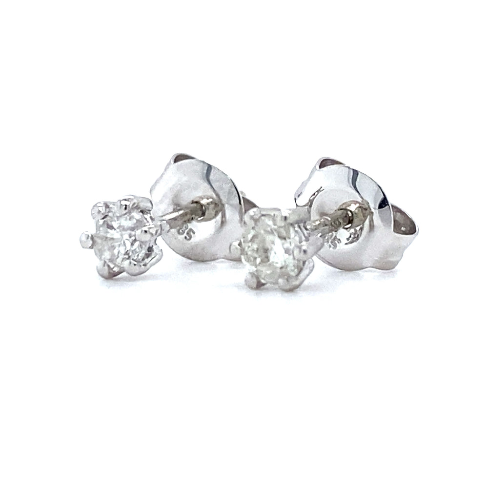 
                      
                        14 karaats witgouden oorknoppen . Bezet met 2 briljant geslepen diamanten met een totaalgewicht van 0.31 crt Kleur: Top Wesselton Kwaliteit: Piqué 1 Zetting: 4 mm Hoogte zetting: 3 mm Model O 3742
                      
                    