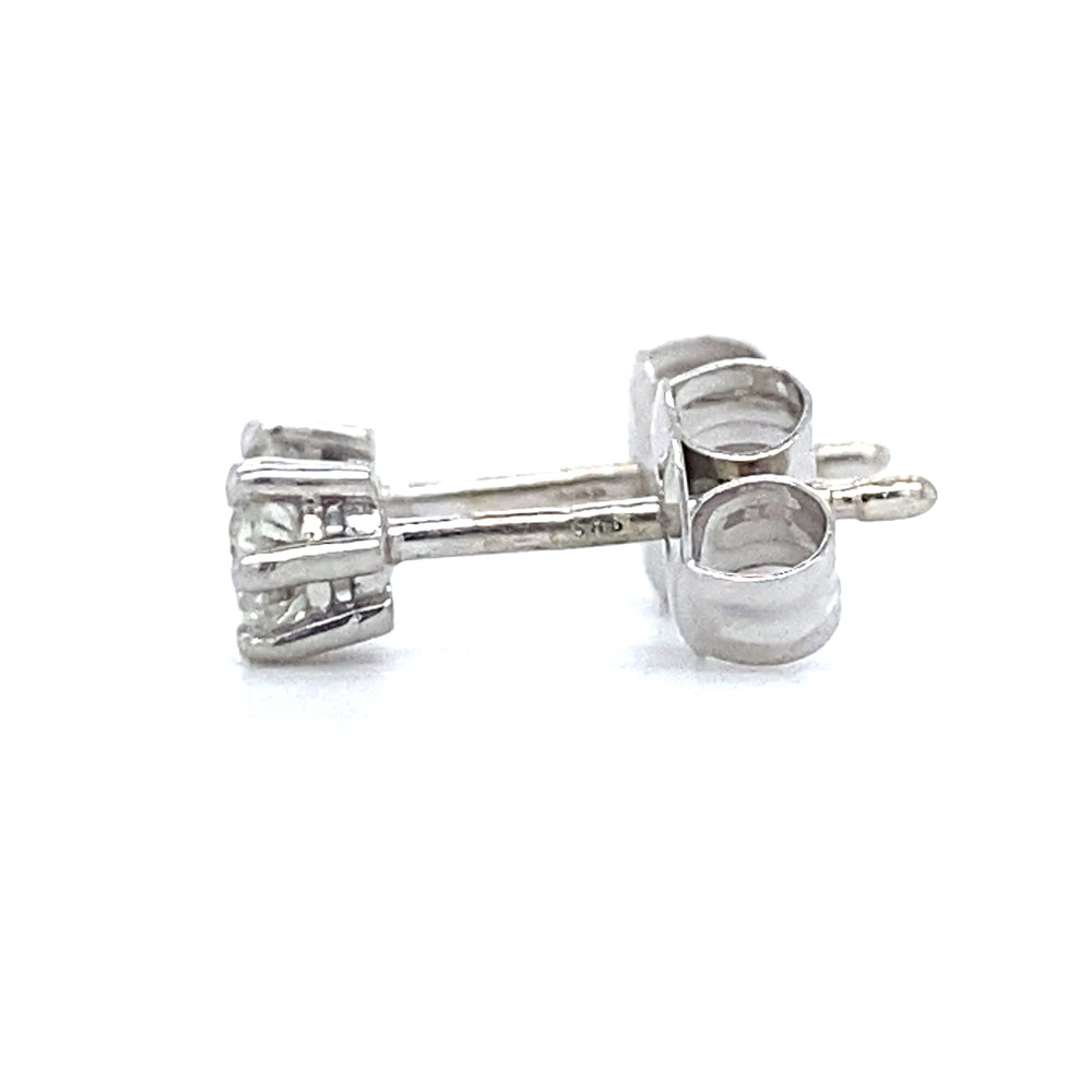 
                      
                        14 karaats witgouden oorknoppen . Bezet met 2 briljant geslepen diamanten met een totaalgewicht van 0.31 crt Kleur: Top Wesselton Kwaliteit: Piqué 1 Zetting: 4 mm Hoogte zetting: 3 mm Model O 3742
                      
                    