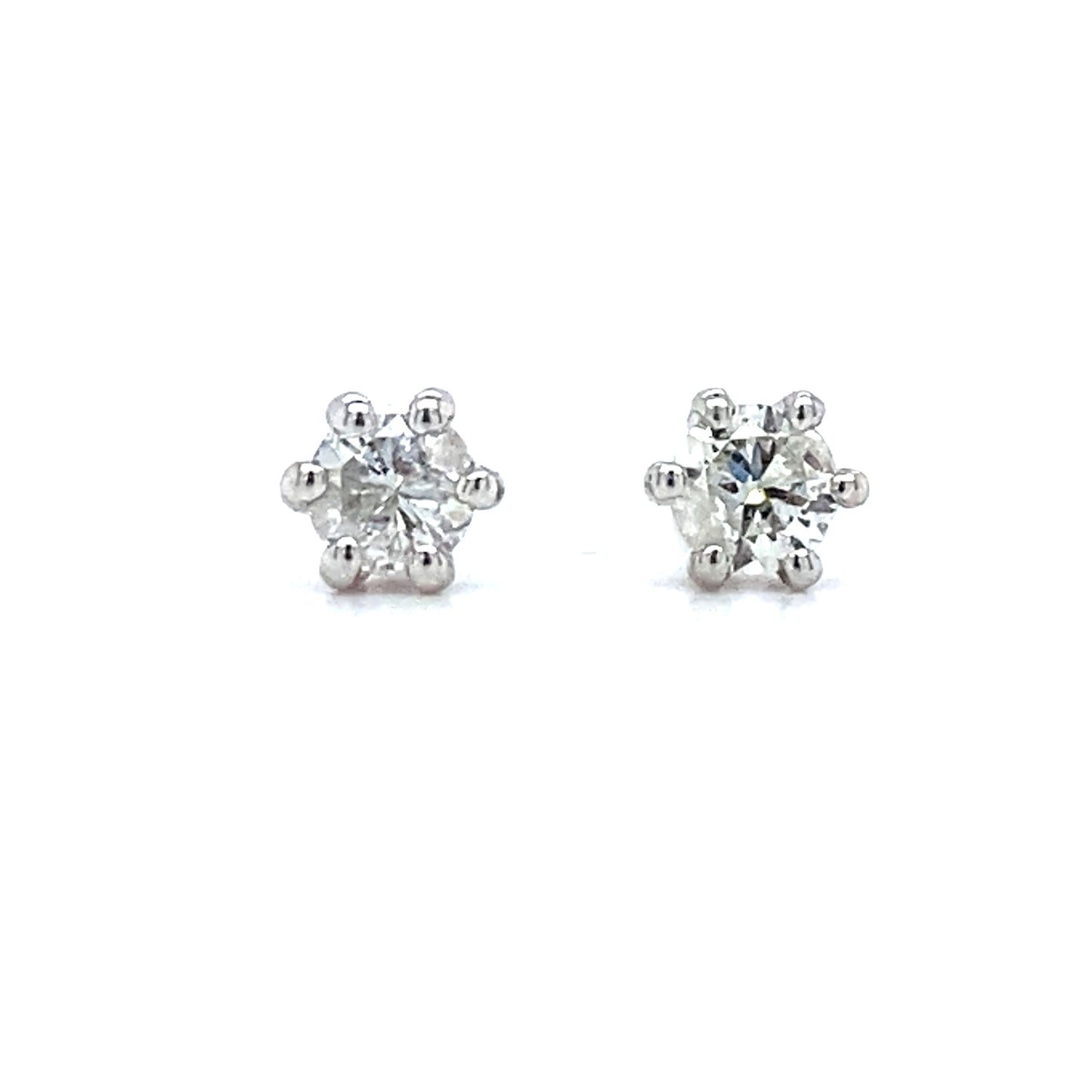 14 karaats witgouden oorknoppen . Bezet met 2 briljant geslepen diamanten met een totaalgewicht van 0.31 crt Kleur: Top Wesselton Kwaliteit: Piqué 1 Zetting: 4 mm Hoogte zetting: 3 mm Model O 3742
