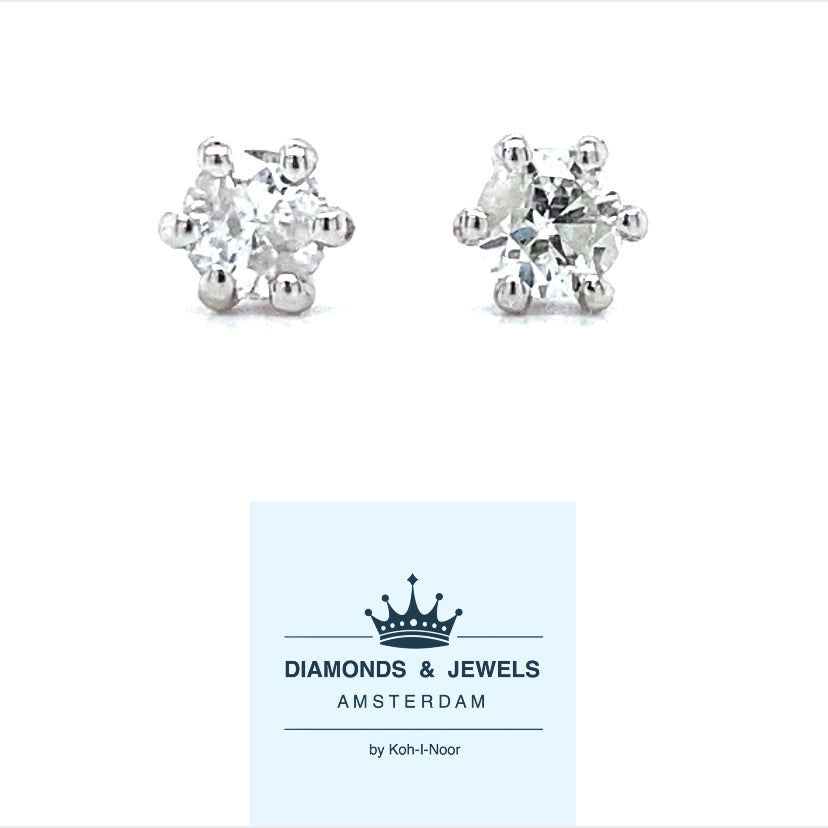 14 karaats witgouden oorknoppen . Bezet met 2 briljant geslepen diamanten met een totaalgewicht van 0.31 crt Kleur: Top Wesselton Kwaliteit: Piqué 1 Zetting: 4 mm Hoogte zetting: 3 mm Model O 3742