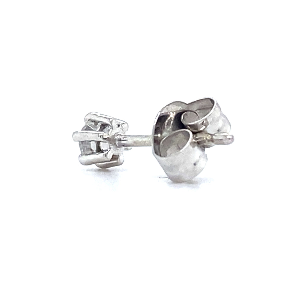 
                      
                        14 kaaraats witgouden oorknop met 6 poots zetting. Bezet met 1 briljant geslepen diamant van 0.15 crt Kleur: Top Wesselton Kwaliteit: Piqué 1 Zetting: Ø 4 mm Hoogte zetting: 3 mm Model O 3742-1
                      
                    
