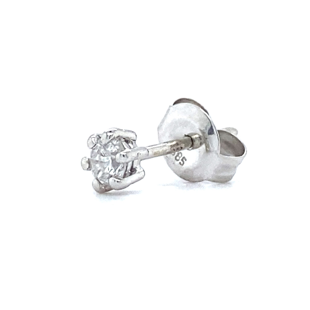 
                      
                        14 kaaraats witgouden oorknop met 6 poots zetting. Bezet met 1 briljant geslepen diamant van 0.15 crt Kleur: Top Wesselton Kwaliteit: Piqué 1 Zetting: Ø 4 mm Hoogte zetting: 3 mm Model O 3742-1
                      
                    