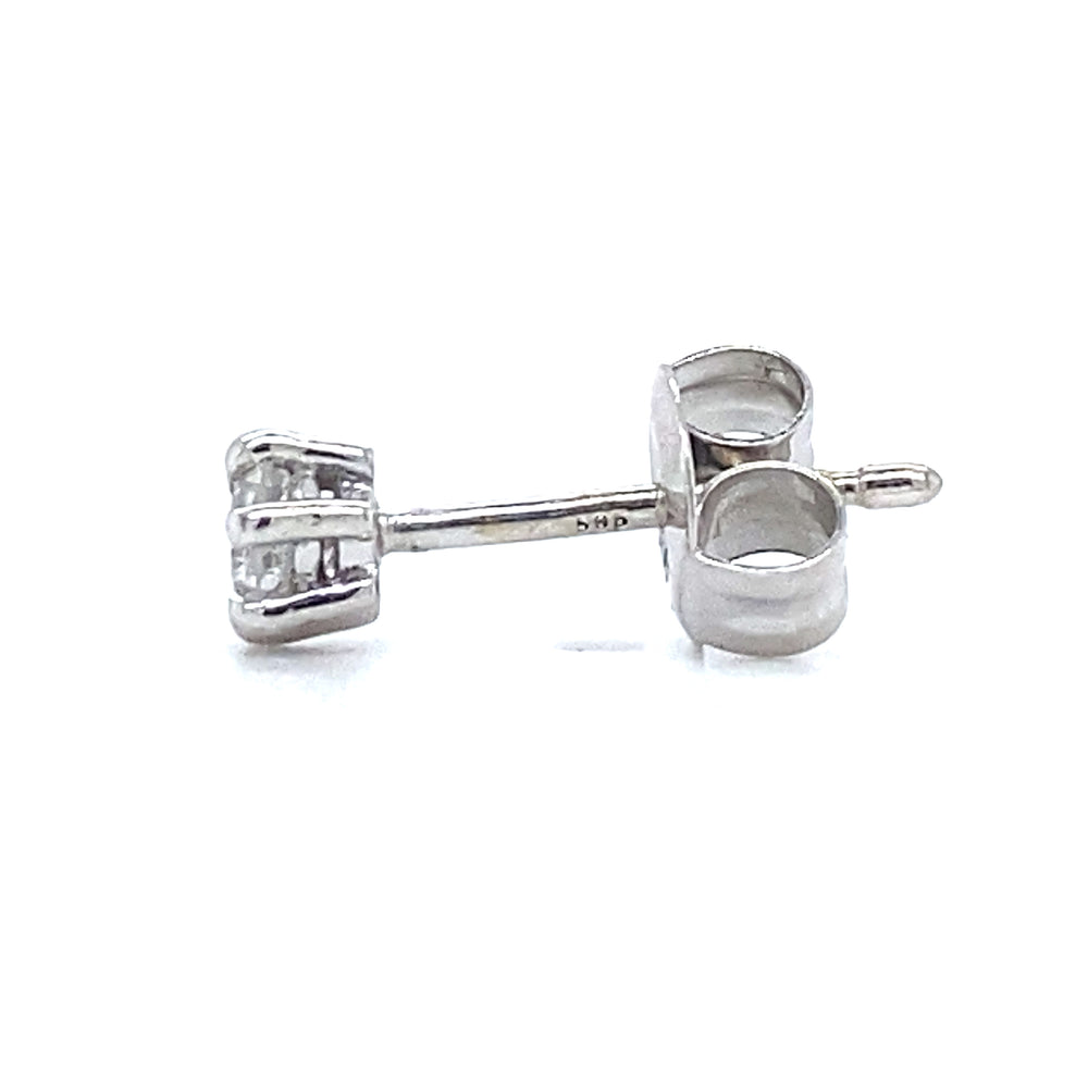
                      
                        14 kaaraats witgouden oorknop met 6 poots zetting. Bezet met 1 briljant geslepen diamant van 0.15 crt Kleur: Top Wesselton Kwaliteit: Piqué 1 Zetting: Ø 4 mm Hoogte zetting: 3 mm Model O 3742-1
                      
                    