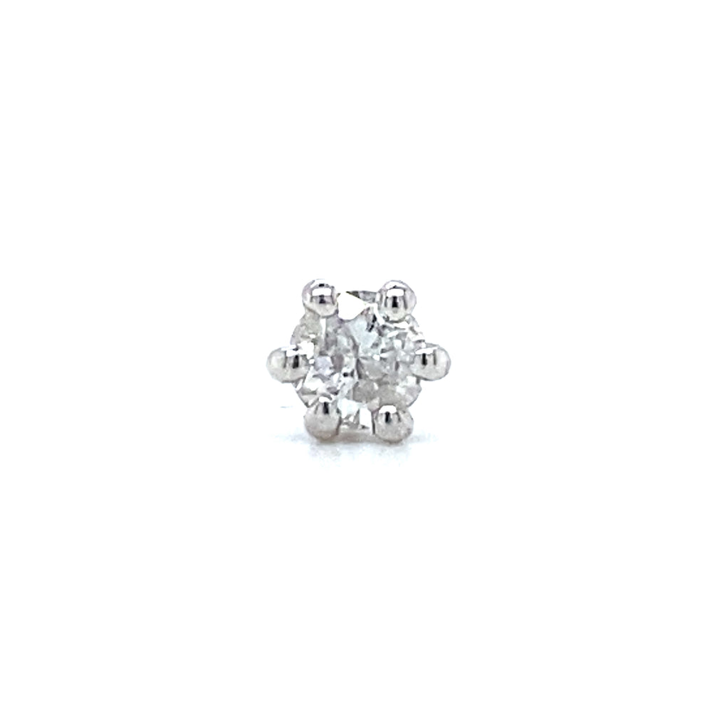 14 kaaraats witgouden oorknop met 6 poots zetting. Bezet met 1 briljant geslepen diamant van 0.15 crt Kleur: Top Wesselton Kwaliteit: Piqué 1 Zetting: Ø 4 mm Hoogte zetting: 3 mm Model O 3742-1