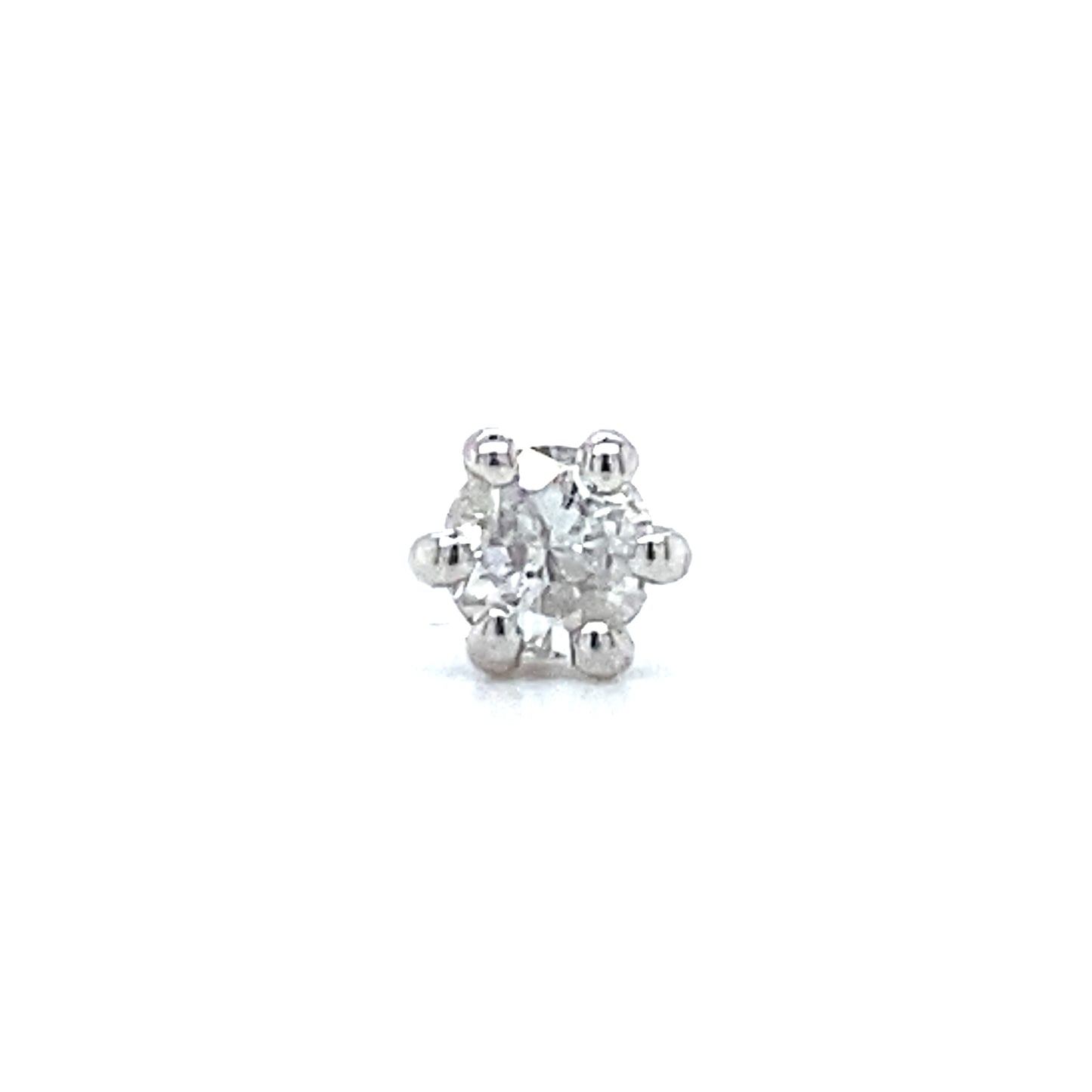 14 kaaraats witgouden oorknop met 6 poots zetting. Bezet met 1 briljant geslepen diamant van 0.15 crt Kleur: Top Wesselton Kwaliteit: Piqué 1 Zetting: Ø 4 mm Hoogte zetting: 3 mm Model O 3742-1