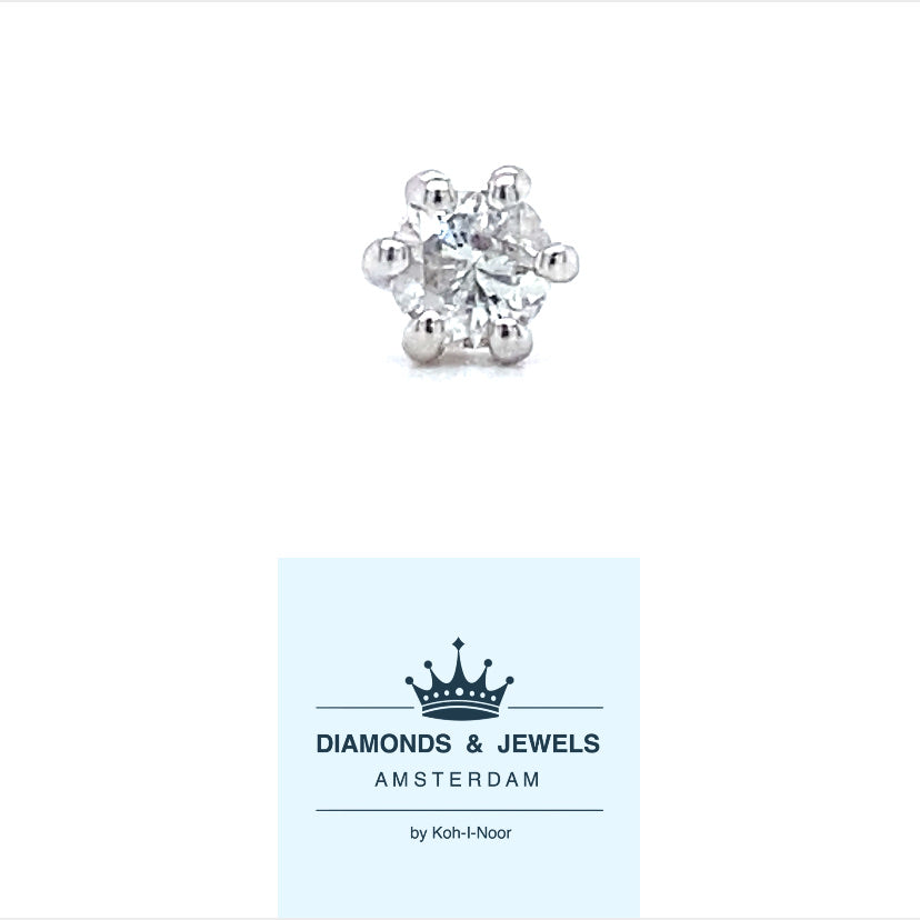 14 kaaraats witgouden oorknop met 6 poots zetting. Bezet met 1 briljant geslepen diamant van 0.15 crt Kleur: Top Wesselton Kwaliteit: Piqué 1 Zetting: Ø 4 mm Hoogte zetting: 3 mm Model O 3742-1