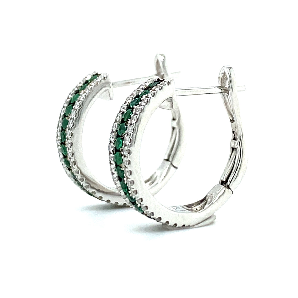 
                      
                        18 krt witgouden halve creool oorbellen met 80 briljant geslepen diamanten 0.22 crt kleur topwesselton kwaliteit vs2 en 28 smaragden met een totaalgewicht van 0.27crt 15x4mm model o4088
                      
                    