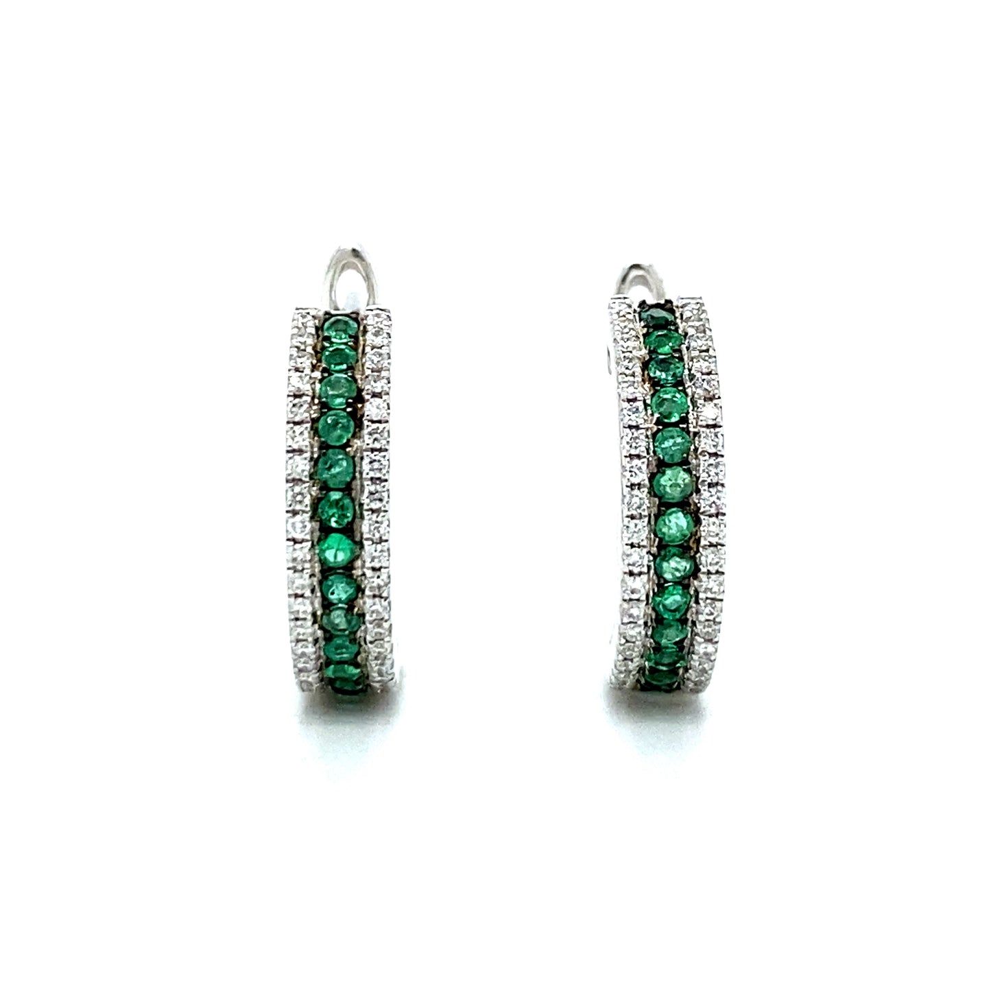 18 krt witgouden halve creool oorbellen met 80 briljant geslepen diamanten 0.22 crt kleur topwesselton kwaliteit vs2 en 28 smaragden met een totaalgewicht van 0.27crt 15x4mm model o4088