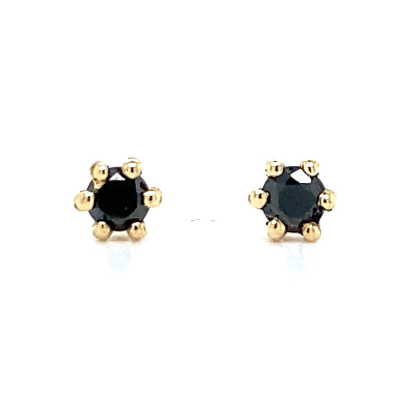 14 kt geelgouden oorknoppen met een 6 poot zetting. Bezet met 2 briljant geslepen zwarte diamanten me teen totaalgewicht van 0.20 gram Ø 4 mm Model O 3926