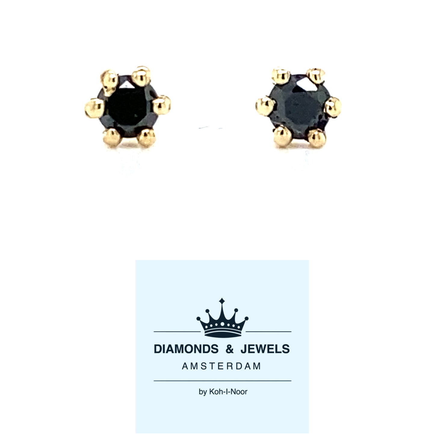 14 kt geelgouden oorknoppen met een 6 poot zetting. Bezet met 2 briljant geslepen zwarte diamanten me teen totaalgewicht van 0.20 gram Ø 4 mm Model O 3926