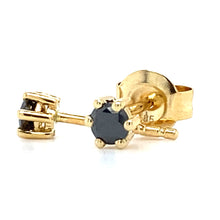 Cargar imagen en el visor de la galería, 14 krt geel gouden oorknopjes met 6 Poots zetting. Bezet met 2 zwarte briljant geslepen diamanten met een totaalgewicht van 0.25 crt Ø 5 mm Model O 3929
