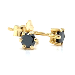 14 krt geel gouden oorknopjes met 6 Poots zetting. Bezet met 2 zwarte briljant geslepen diamanten met een totaalgewicht van 0.25 crt Ø 5 mm Model O 3929