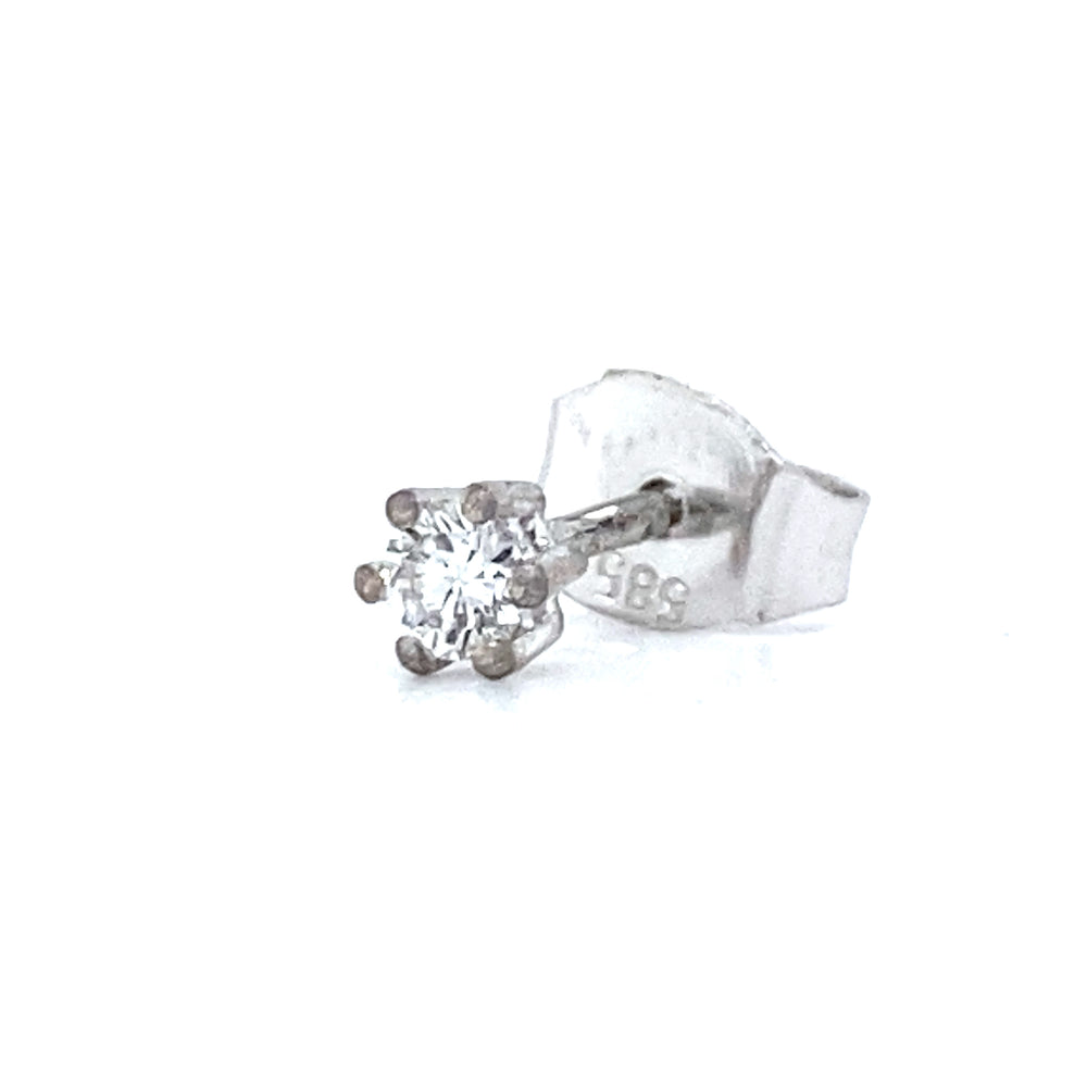 
                      
                        14 karaat witgouden oorknop met 6 pootszetting. Bezet met 1 briljant geslepen diamant van 0.07 crt Kleur: Top Wesselton Kwaliteit: VS Zetting: Ø 4 mm Hoogte zetting: 3 mm Model O 3945
                      
                    