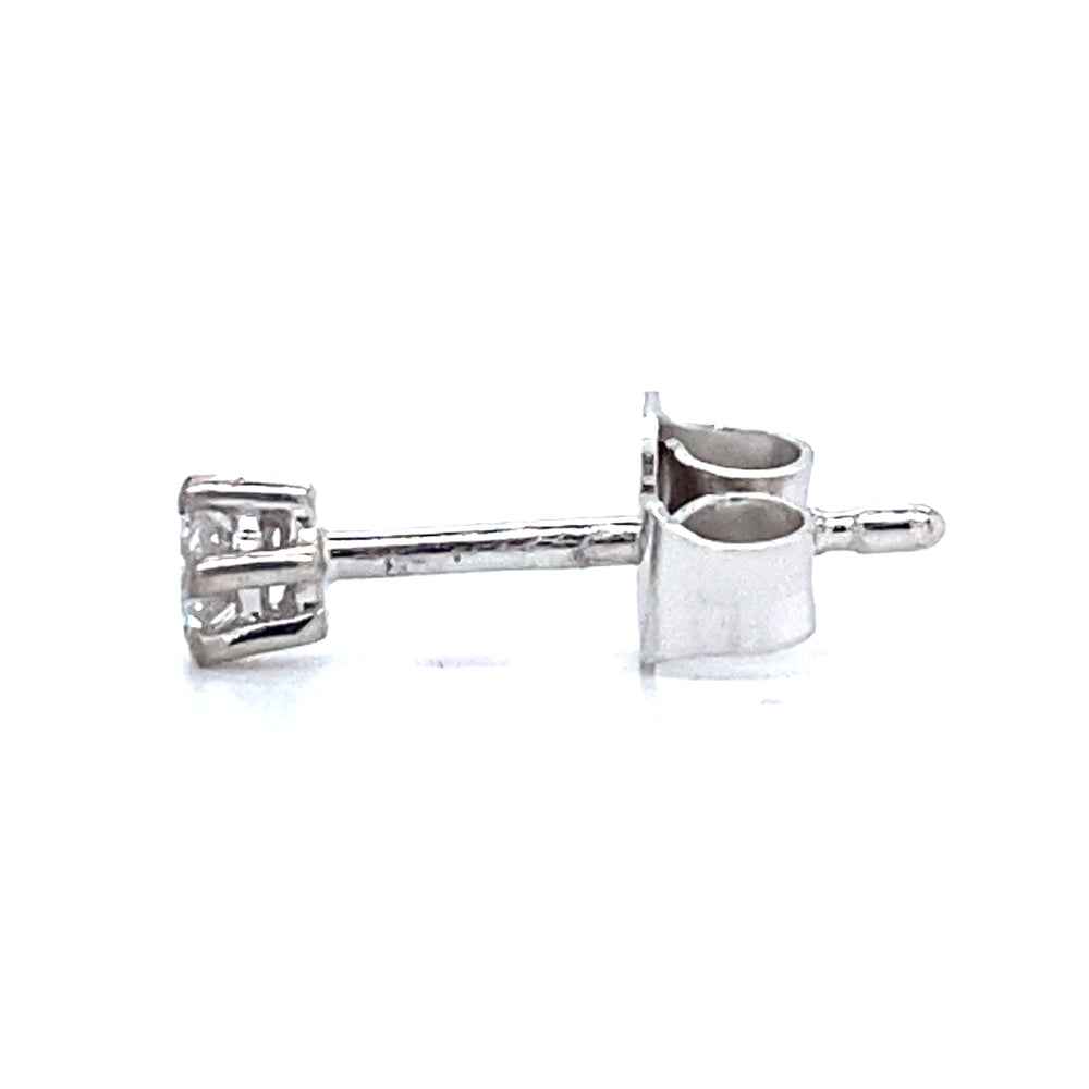 
                      
                        14 karaat witgouden oorknop met 6 pootszetting. Bezet met 1 briljant geslepen diamant van 0.07 crt Kleur: Top Wesselton Kwaliteit: VS Zetting: Ø 4 mm Hoogte zetting: 3 mm Model O 3945
                      
                    