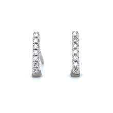 Afbeelding in Gallery-weergave laden, 18 krt witgouden oorstekers van 0.9 gram, bezet met 14 briljant geslepen diamanten met een totaalgewicht van 0.12 crt kleur top wesselton kwaliteit si1 10 x 1.5 mm Model O 3954
