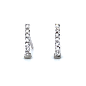 18 krt witgouden oorstekers van 0.9 gram, bezet met 14 briljant geslepen diamanten met een totaalgewicht van 0.12 crt kleur top wesselton kwaliteit si1 10 x 1.5 mm Model O 3954