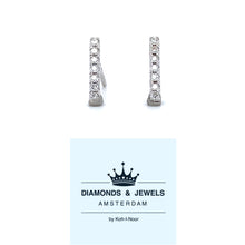 Afbeelding in Gallery-weergave laden, 18 krt witgouden oorstekers van 0.9 gram, bezet met 14 briljant geslepen diamanten met een totaalgewicht van 0.12 crt kleur top wesselton kwaliteit si1 10 x 1.5 mm Model O 3954
