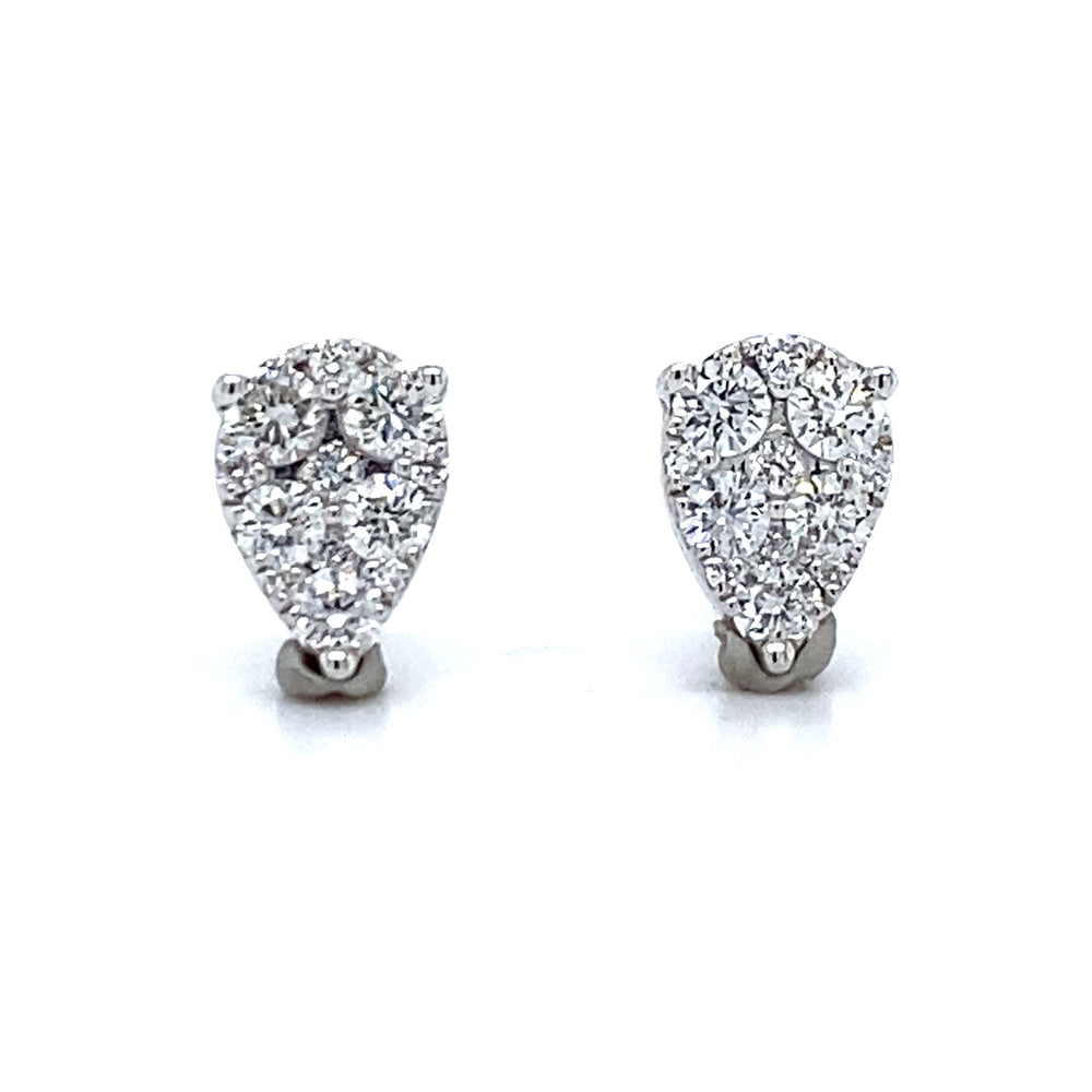 18 krt witgouden oorstekers in peervorm van 1.2 gram. Bezet met 24 briljant geslepen diamanten met een totaalgewicht van 0.41 crt kleur top wesselton kwaliteit vs 7.5 x 5 mm Model O 3955