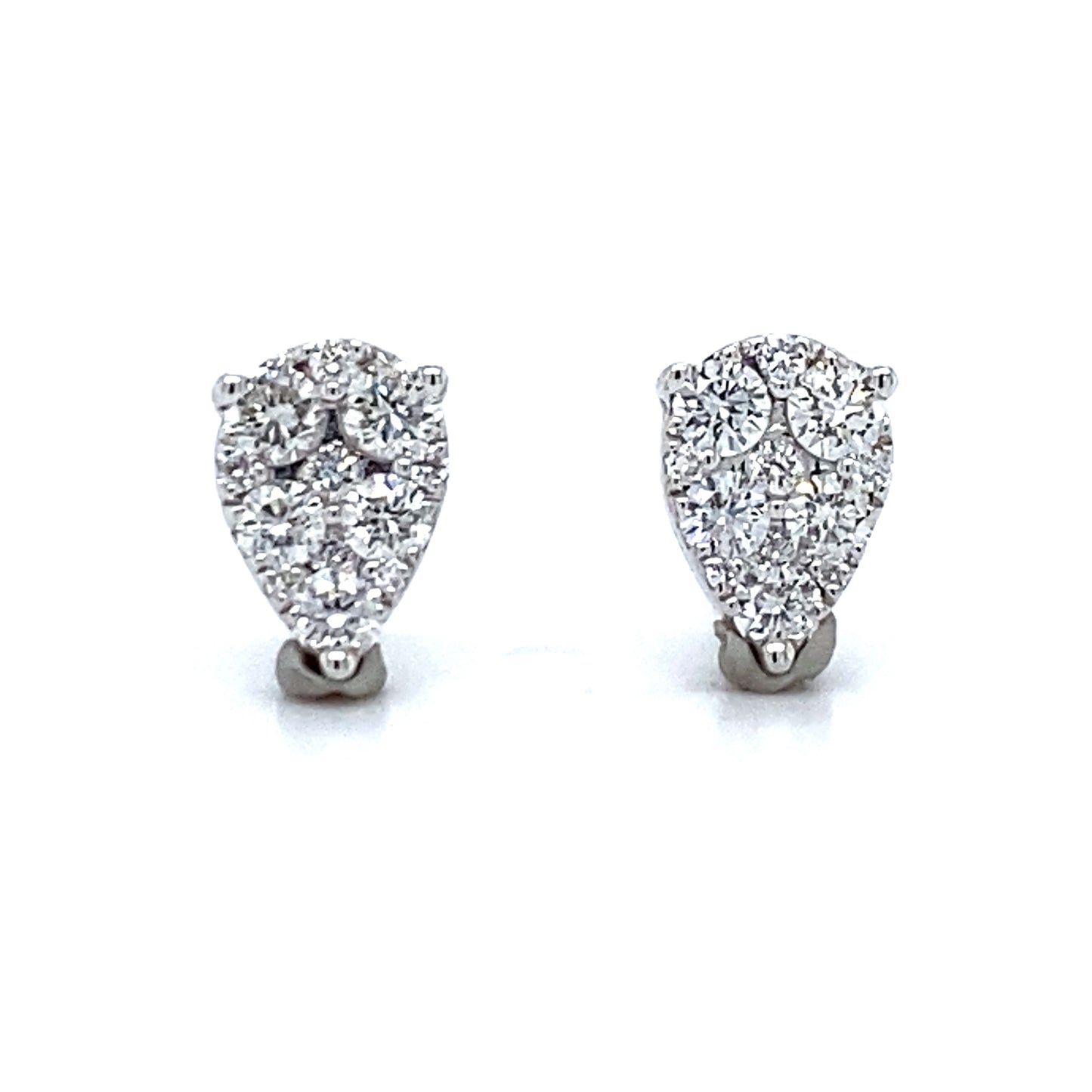 18 krt witgouden oorstekers in peervorm van 1.2 gram. Bezet met 24 briljant geslepen diamanten met een totaalgewicht van 0.41 crt kleur top wesselton kwaliteit vs 7.5 x 5 mm Model O 3955