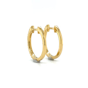 18 krt geel gouden creool oorbellen van 1.8 gram. Bezet met 8 diamantjes kleur top wesselton kwaliteit vs Ø 15mm Model O 3959