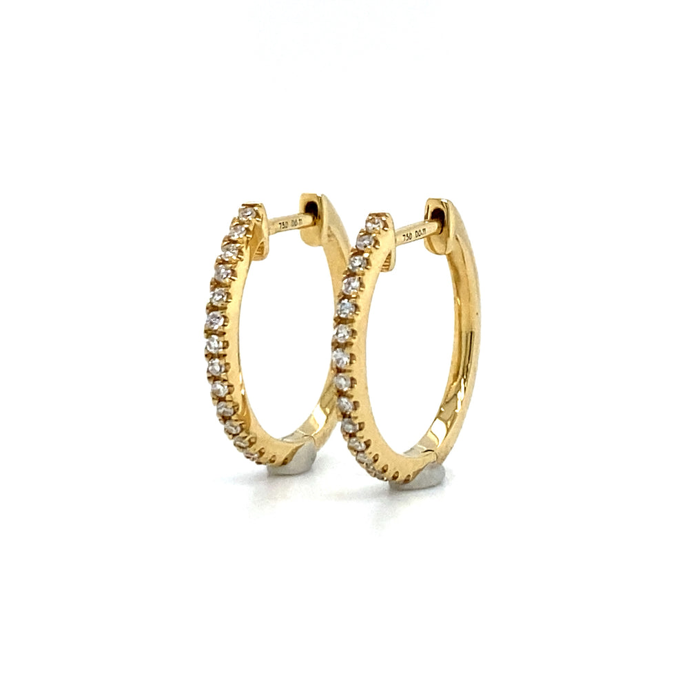 
                      
                        18 krt geel gouden creool oorbellen van 1.8 gram. Bezet met 8 diamantjes kleur top wesselton kwaliteit vs Ø 15mm Model O 3959
                      
                    