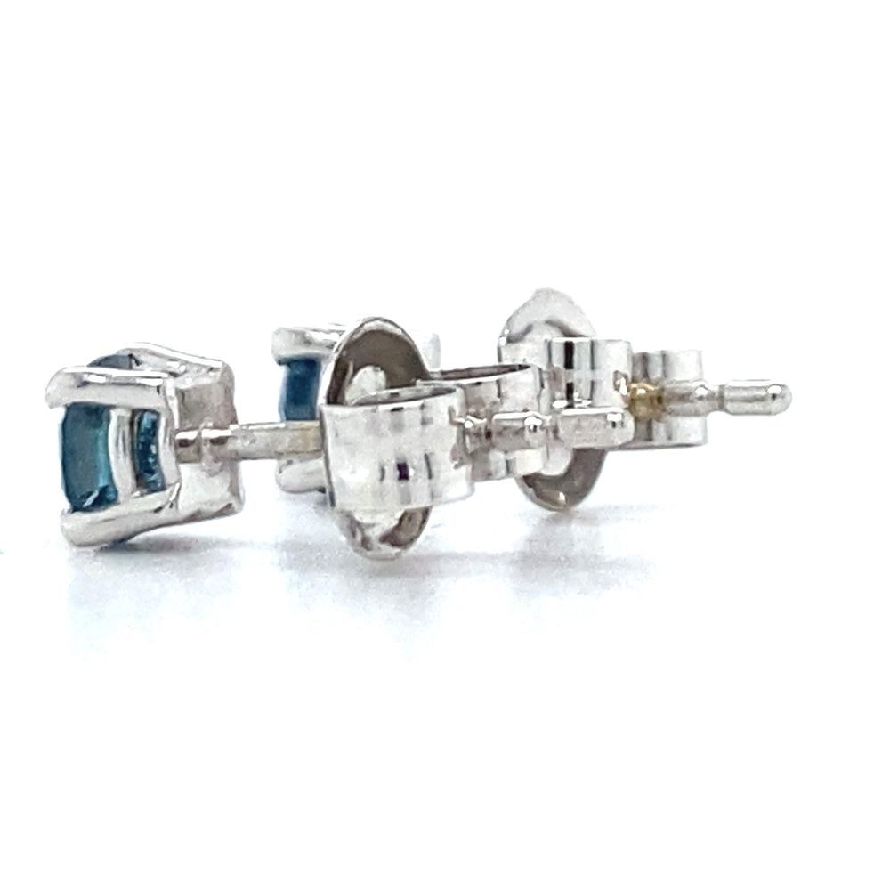 
                      
                        14 karaat witgouden oorknoppen bezet met 2 briljant geslepen diamanten van 0.66 crt Kleur: Blauw Kwaliteit: Piqué 1 Zetting: Ø 6 mm Model O 4014
                      
                    