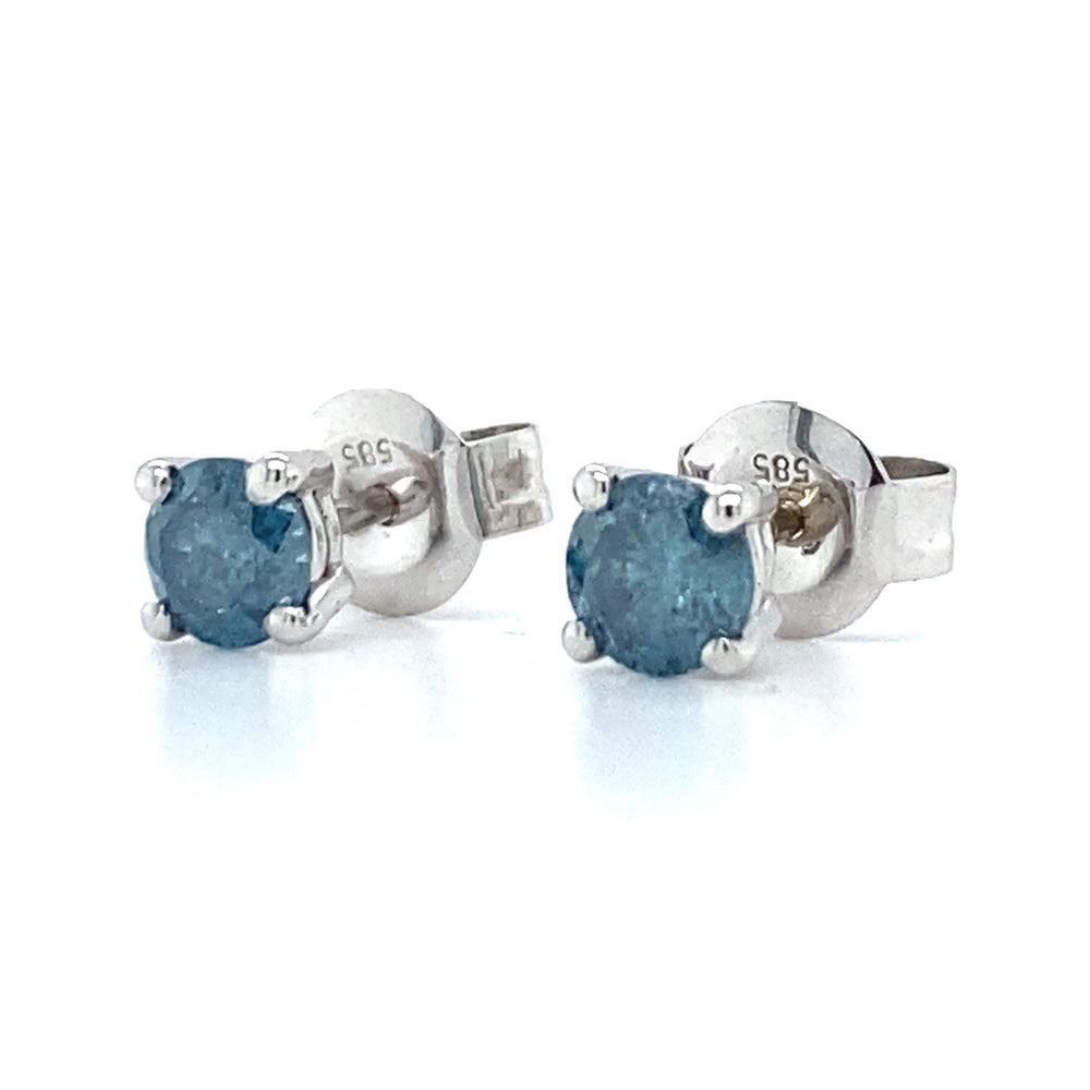 
                      
                        14 karaat witgouden oorknoppen bezet met 2 briljant geslepen diamanten van 0.66 crt Kleur: Blauw Kwaliteit: Piqué 1 Zetting: Ø 6 mm Model O 4014
                      
                    