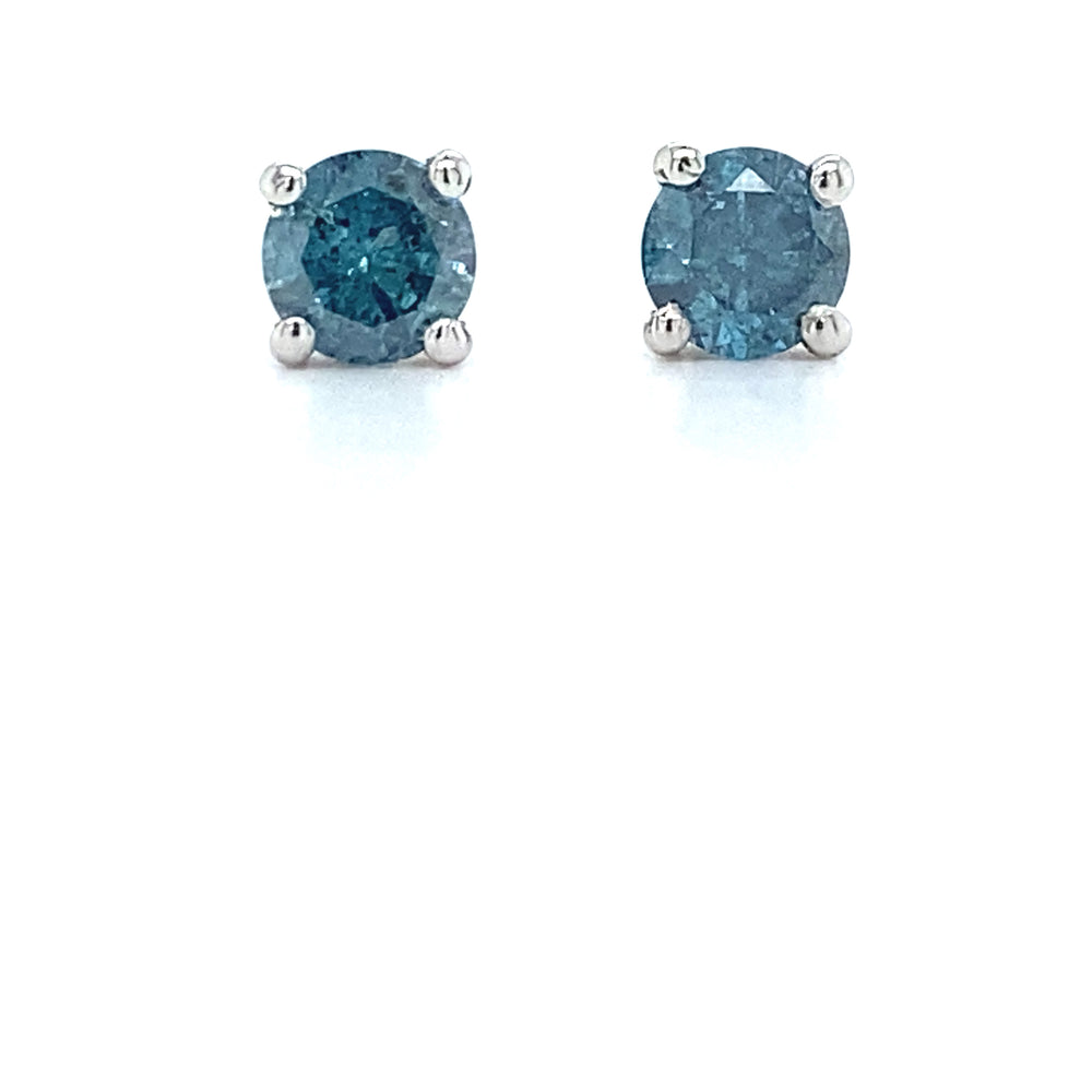 14 karaat witgouden oorknoppen bezet met 2 briljant geslepen diamanten van 0.66 crt Kleur: Blauw Kwaliteit: Piqué 1 Zetting: Ø 6 mm Model O 4014