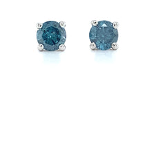 Laden Sie das Bild in den Galerie-Viewer, 14 karaat witgouden oorknoppen bezet met 2 briljant geslepen diamanten van 0.66 crt Kleur: Blauw Kwaliteit: Piqué 1 Zetting: Ø 6 mm Model O 4014
