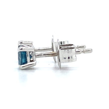 Afbeelding in Gallery-weergave laden, 14 karaat witgouden oorknoppen bezet met 2 briljant geslepen diamanten van 0.66 crt Kleur: Blauw Kwaliteit: Piqué 1 Zetting: Ø 6 mm Model O 4014
