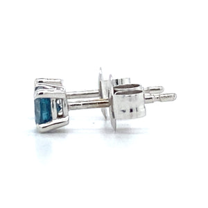 14 karaat witgouden oorknoppen bezet met 2 briljant geslepen diamanten van 0.66 crt Kleur: Blauw Kwaliteit: Piqué 1 Zetting: Ø 6 mm Model O 4014