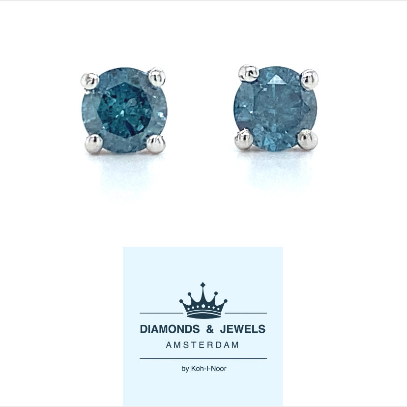 14 karaat witgouden oorknoppen bezet met 2 briljant geslepen diamanten van 0.66 crt Kleur: Blauw Kwaliteit: Piqué 1 Zetting: Ø 6 mm Model O 4014