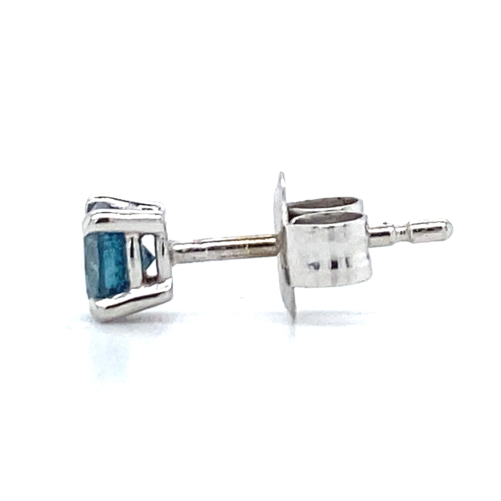 
                      
                        14 karaat witgouden 4 poots solitair oorknop. Bezet met 1 briljant geslepen blauwe diamant van 0.33 crt Kwaliteit: Piqué 1 Zetting: Ø 6 mm Model O 4014-1
                      
                    
