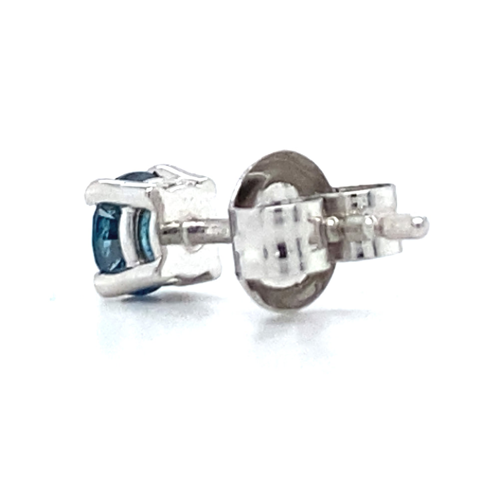 
                      
                        14 karaat witgouden 4 poots solitair oorknop. Bezet met 1 briljant geslepen blauwe diamant van 0.33 crt Kwaliteit: Piqué 1 Zetting: Ø 6 mm Model O 4014-1
                      
                    