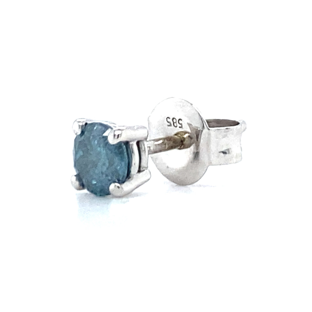 14 karaat witgouden 4 poots solitair oorknop. Bezet met 1 briljant geslepen blauwe diamant van 0.33 crt Kwaliteit: Piqué 1 Zetting: Ø 6 mm Model O 4014-1