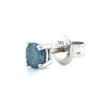 Afbeelding in Gallery-weergave laden, 14 karaat witgouden 4 poots solitair oorknop. Bezet met 1 briljant geslepen blauwe diamant van 0.33 crt Kwaliteit: Piqué 1 Zetting: Ø 6 mm Model O 4014-1
