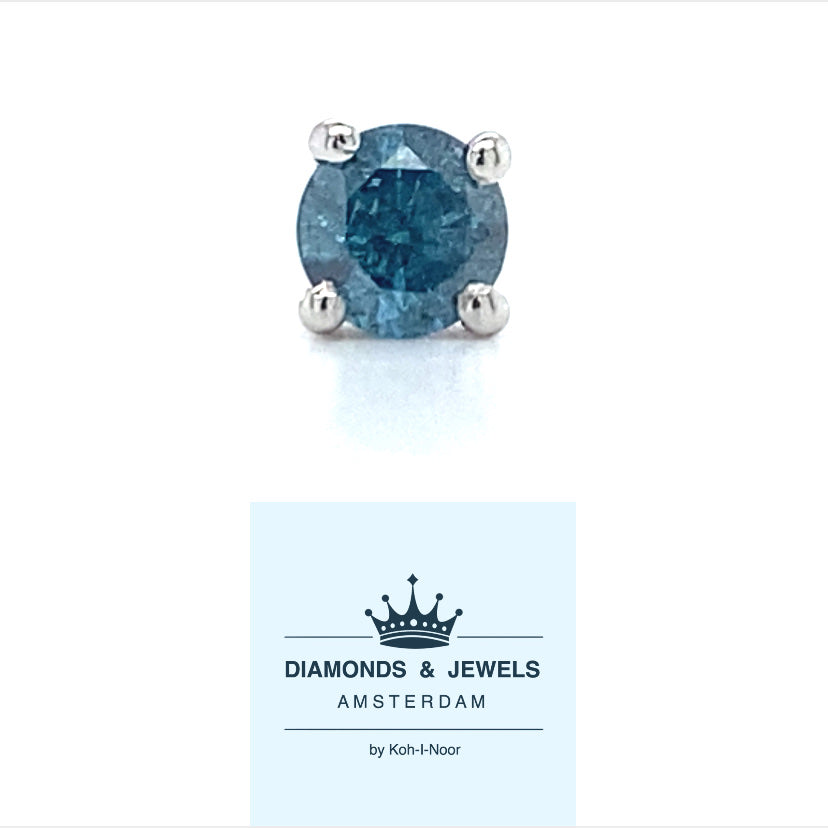 14 karaat witgouden 4 poots solitair oorknop. Bezet met 1 briljant geslepen blauwe diamant van 0.33 crt Kwaliteit: Piqué 1 Zetting: Ø 6 mm Model O 4014-1
