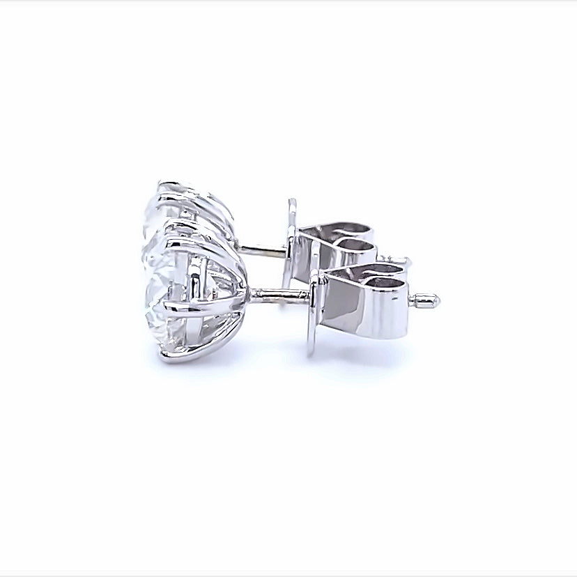 
                      
                        18 karaat wit gouden solitaire oorknoppen van 2.13 gram. Bezet met 2 briljant geslepen diamanten die zijn voorzien van een GIA Diamant Certificaat. De diamanten hebben een totaalgewicht van 2.00 crt Kleur: G Kwaliteit: SI1 Zetting: Ø 8 mm Model: O 4073
                      
                    