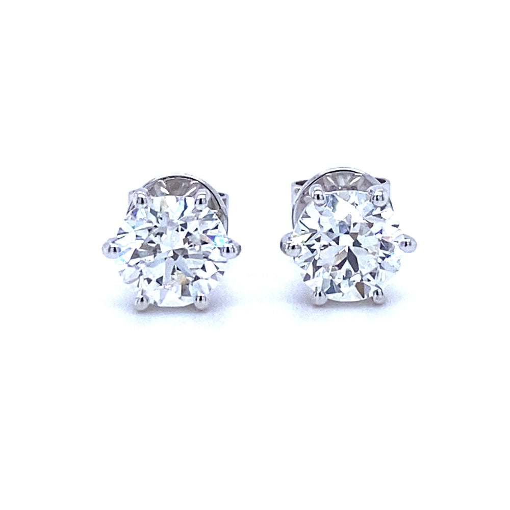 18 karaat wit gouden solitaire oorknoppen van 2.13 gram. Bezet met 2 briljant geslepen diamanten die zijn voorzien van een GIA Diamant Certificaat. De diamanten hebben een totaalgewicht van 2.00 crt Kleur: G Kwaliteit: SI1 Zetting: Ø 8 mm Model: O 4073